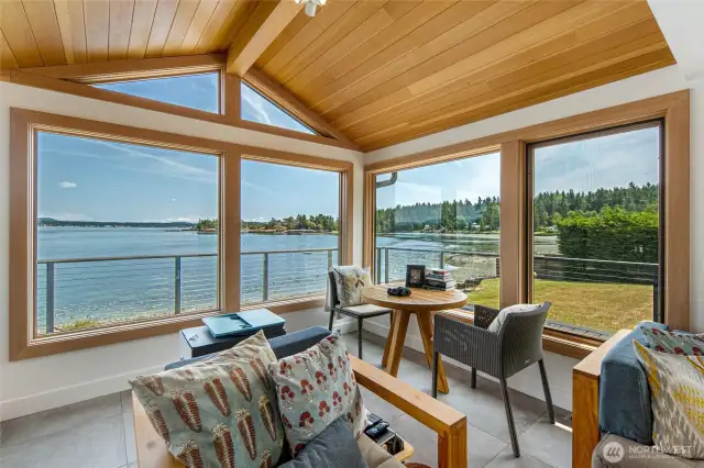 The sunroom takes full advantage of the timeless water views. Sit and enjoy your morning coffee watching the nature unfold outside. Use the space as dining room, workspace, art studio or sitting room, the possibilities are endless.
