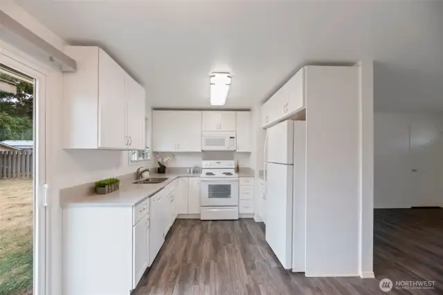 Great kitchen with undermount sink and lots of counterspace