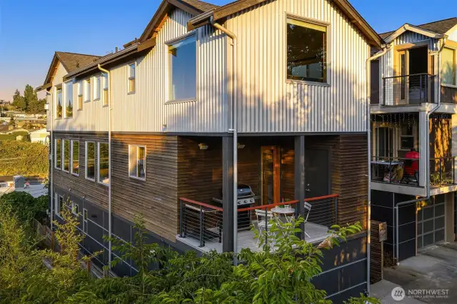Several deck to relax and outdoor cooking!