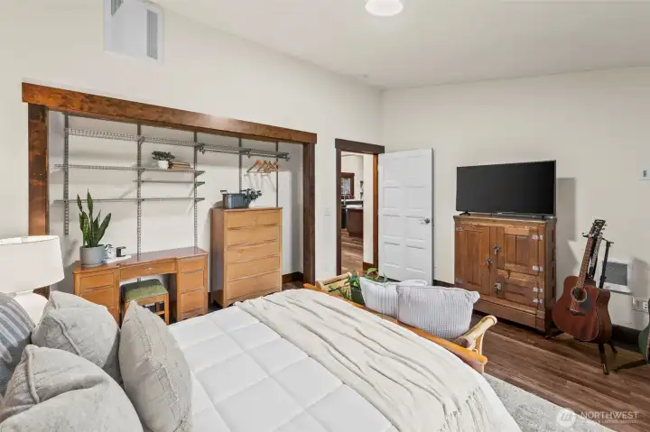 Versatile closet space