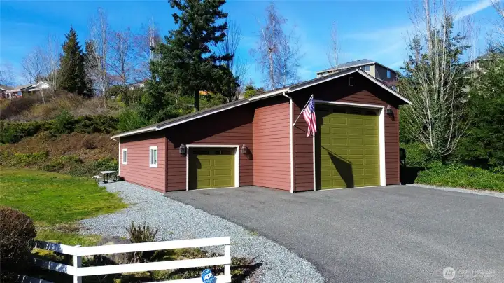 1,696 sf shop/detached garage built in 2017.