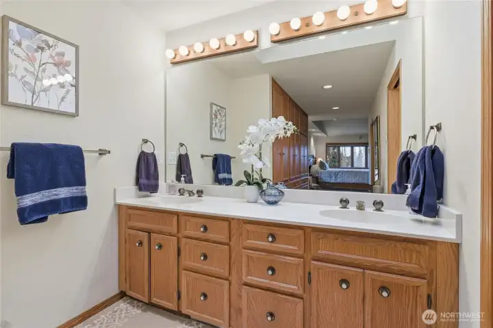 En-suite primary bathroom.