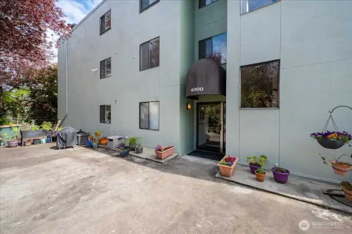 Main entrance to the Regency West Condo builiding.