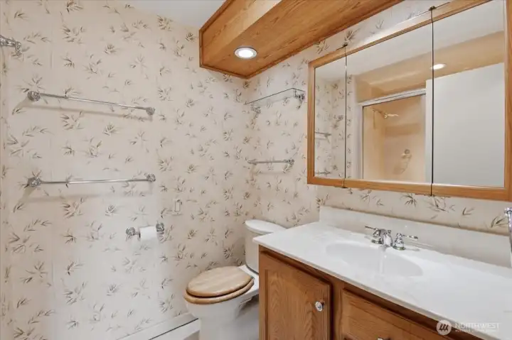 Main Bathroom with Full Tub & Shower