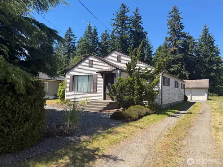 Well kept single story home with handicapped amenities. Well kept single story home with handicapped amenities.