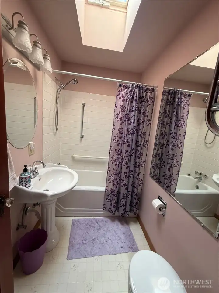 Second bath with handrails & tub. Second bath with handrails & tub.