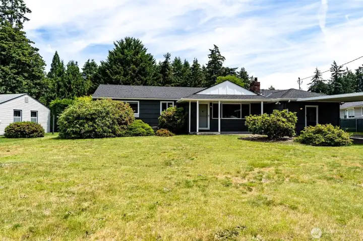 Such a nice, large and flat front yard!