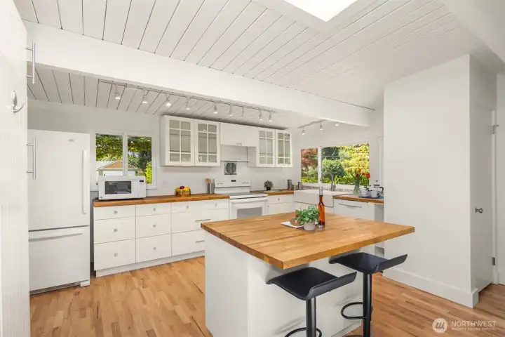 Island w/Bar Seating & Kitchen