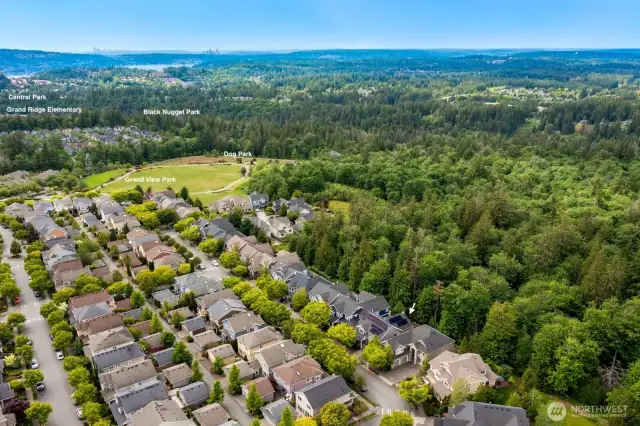 A perfect stunner tucked away on a scenic greenbelt in Issaquah Highlands offering peaceful privacy with the perks of vibrant community living. Quick to I-90 & Costco, Bellevue & more!
