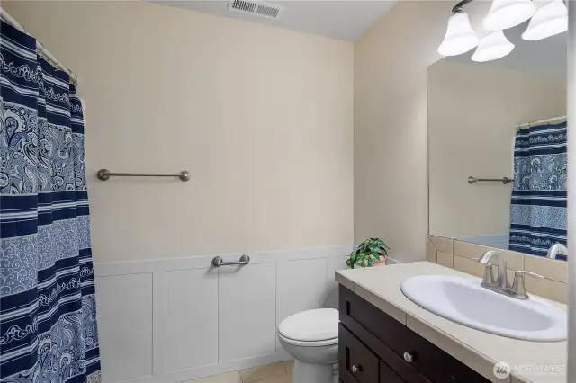 Upstairs guest full bathroom.