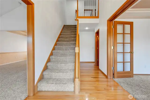 Entry, beautiful hardwoods.