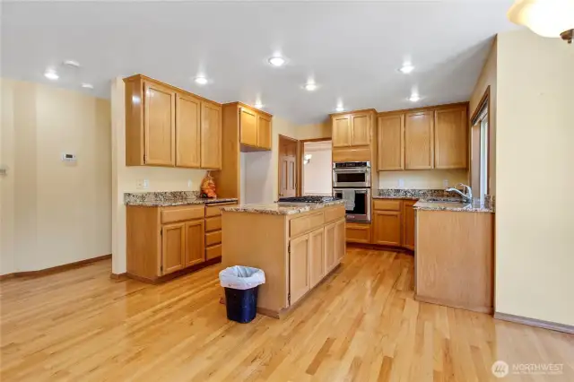 Kitchen & eating area
