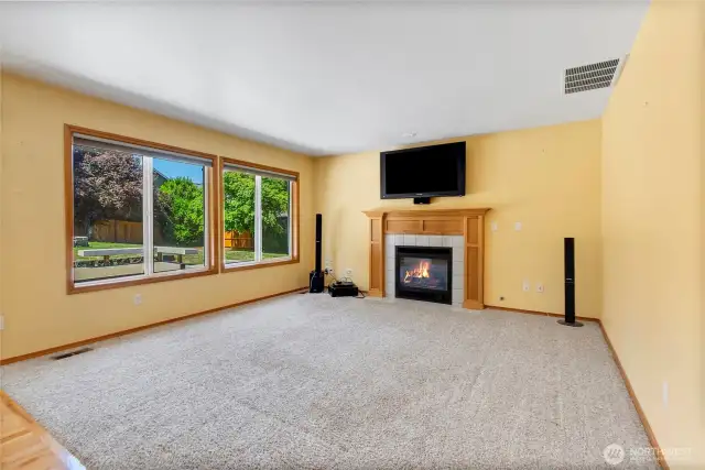 Great room with gas firplace, tv stays!