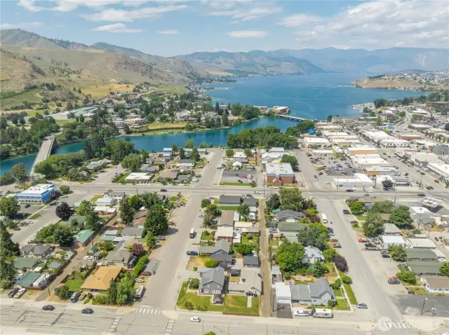 Just two blocks to Riverwalk Park and Downtown Chelan.