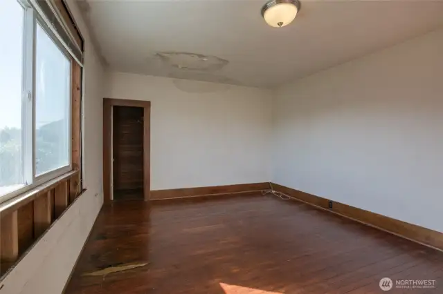 Upper bedroom #1, cont