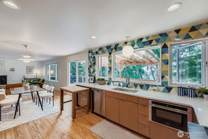 Kitchen w/ pullout work station