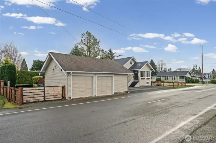 Lovely side gate~you'll love this shop with additional shop space!