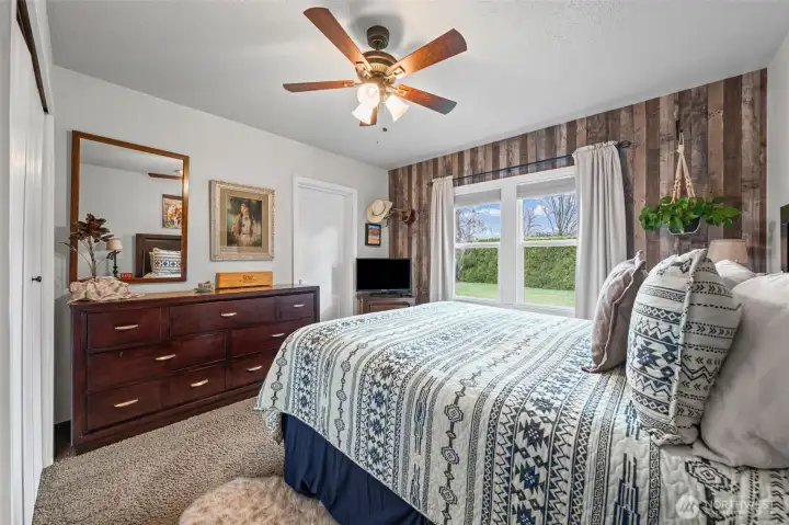 Main floor Primary has continental bath