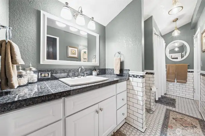 You'll love the charm of this bathroom~