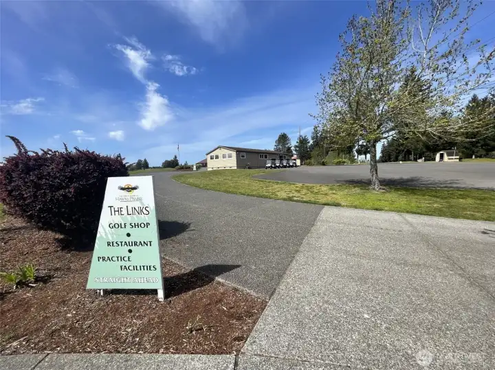 Relax before or after your round at The Talon Grill, located atop the fairways of The Links and open year-round. Both The Links and The Woodlands courses feature separate practice facilities with putting greens, chipping areas, and grass or synthetic turf teeing areas.