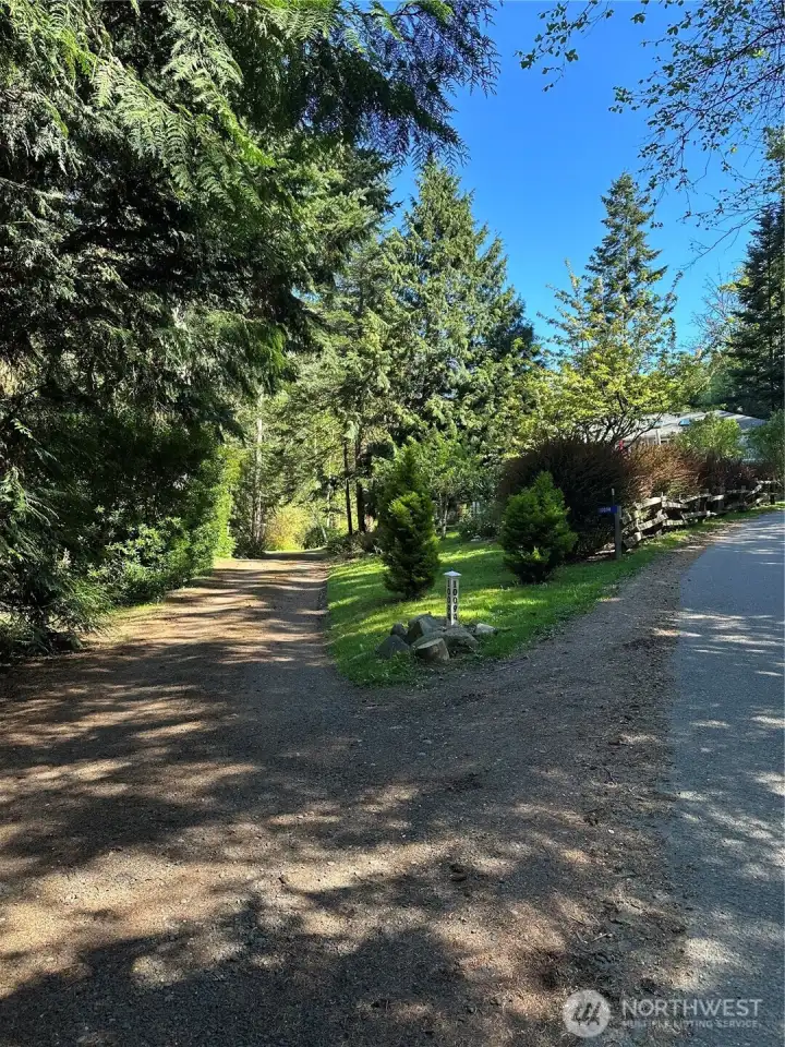 Access easement toward properties to the north. Access easement toward properties to the north.
