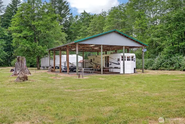 2 RV hookups at 5th wheel, plus under pole building