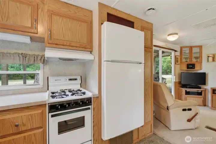 Gas cooktop, full size fridge