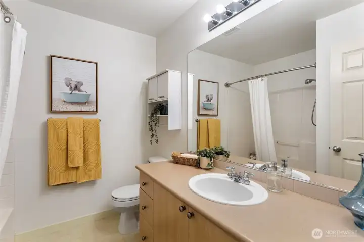 Additional bathroom with tub (1 of 3 bahrooms)