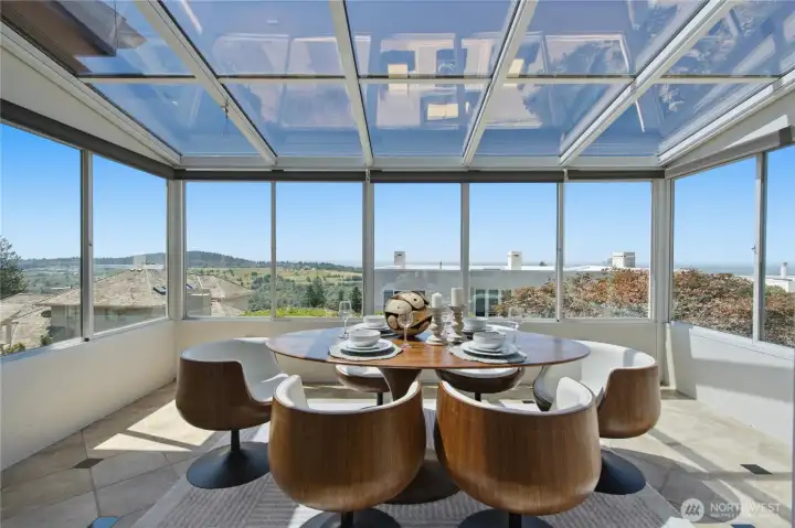Sunroom with openable windows: year-around enjoyiment. Sunroom with openable windows: year-around enjoyiment.