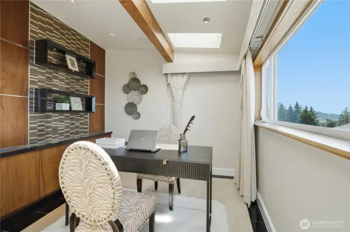 Private sitting room / den off primary bedroom with skylights and view! Private sitting room / den off primary bedroom with skylights and view!
