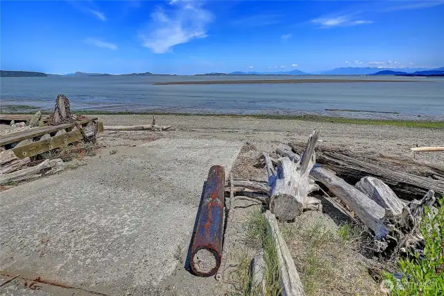 Crabbing, fishing and all the water activites located minutes from your front door.