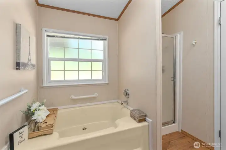 Soaking tub in primary bath