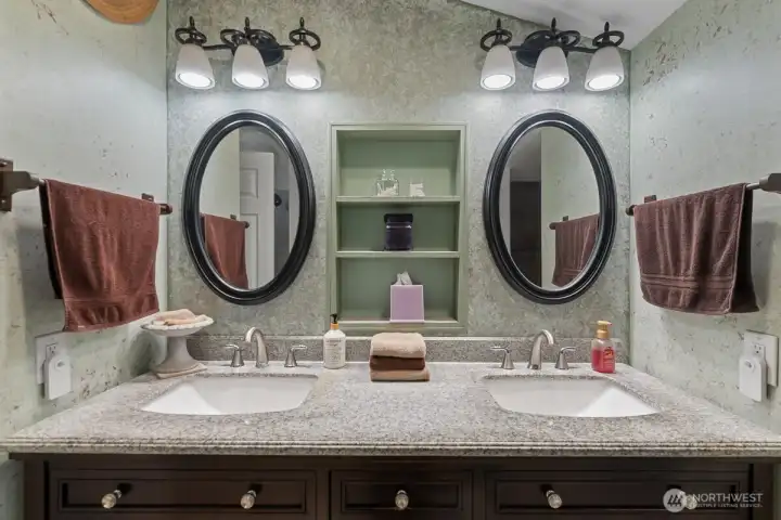 Main bath with dual sink basins