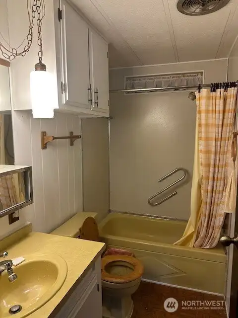 A full bath is located near the kitchen area.