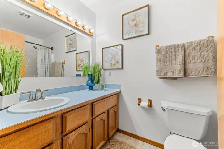 Full main bathroom