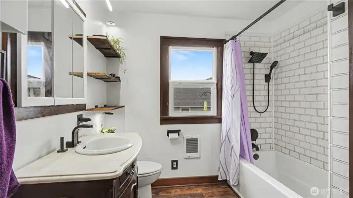 Main floor full size bathroom.