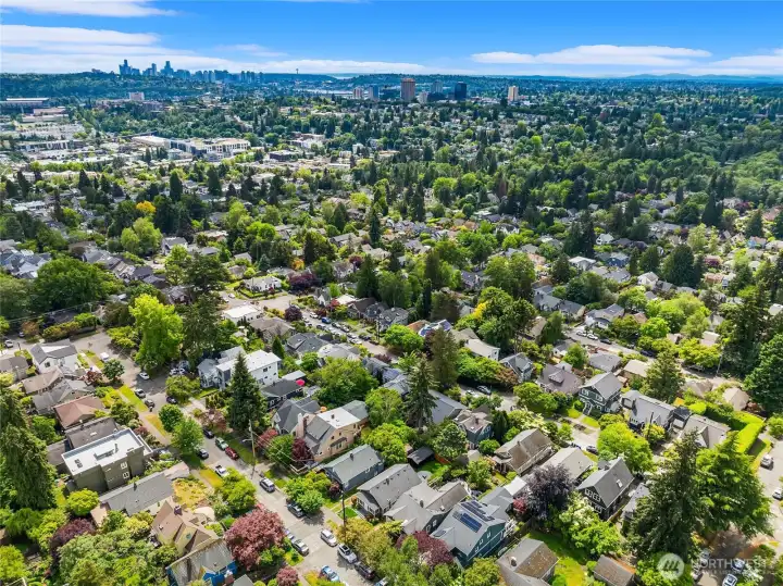 The perfect neighborhood with easy access to downtown via freeway, light rail, or bike. Burke Gilman Trail is moments away! The perfect neighborhood with easy access to downtown via freeway, light rail, or bike. Burke Gilman Trail is moments away!