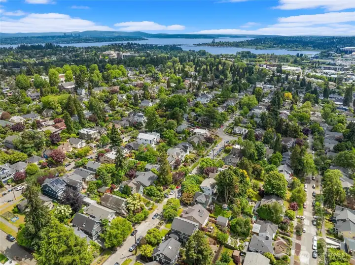 Yes, that's Lake Washington and the University of Washington- just moments away. Yes, that's Lake Washington and the University of Washington- just moments away.