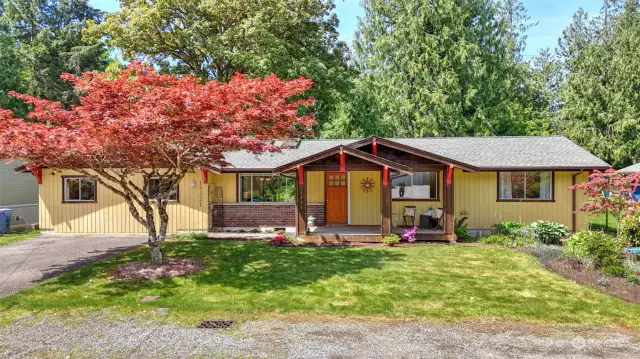 Welcome to this adorable 3 bed 2 bath home in the Lake Kathleen Neighborhood.