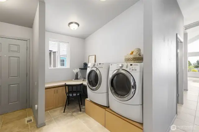Combo laundry and office space