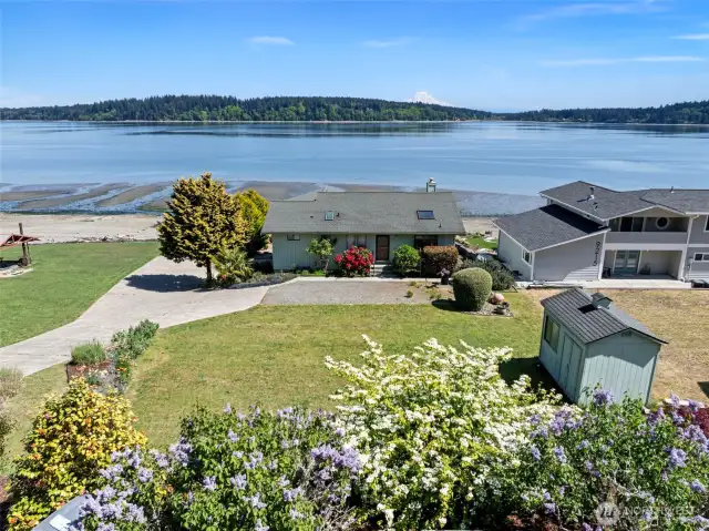 Awesome front yard with parking area and driveway down to the garage