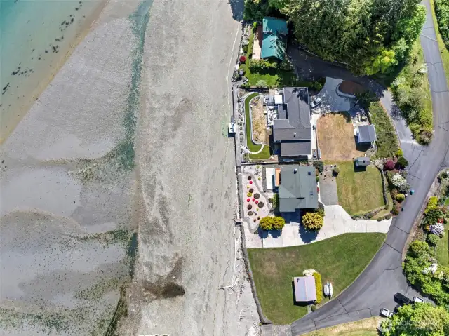 Home is right next to the community beach park with boat launch