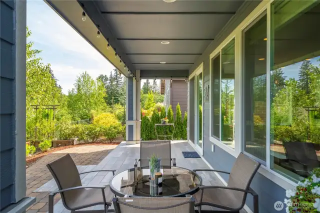 Enjoy morning sunsets, peek-a-boo views of the Cascade Mountains and lovely afternoons without blazing direct sun!   Generous and custom tiled covered porch, no exposed aggregate!