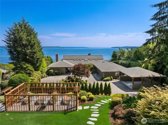 Welcome to BEANS BIGHT-The circular drive invites you through impeccably landscaped gardens to the home's elegant covered entry. There is plenty of parking for family and events. The raised cutting beds are fenced and irrigated.