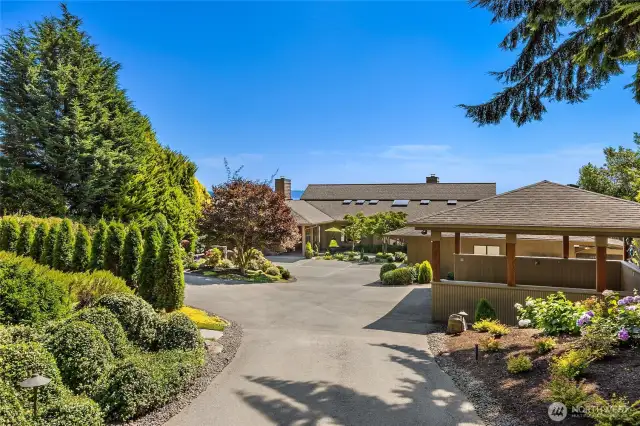 Discover the art of one-level living in this exceptional luxury estate nestled on the southern cost of Bainbridge Island.