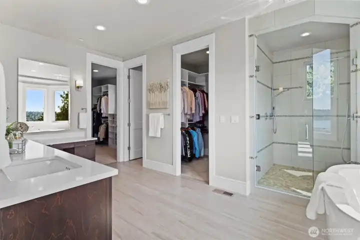 5-Piece ensuite bath with 2 walk-in closets