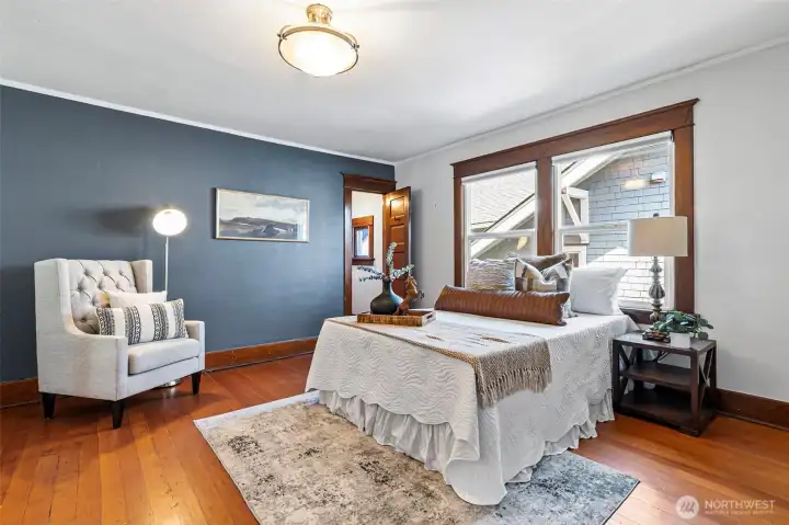 High ceilings, 2 closets and fir floors