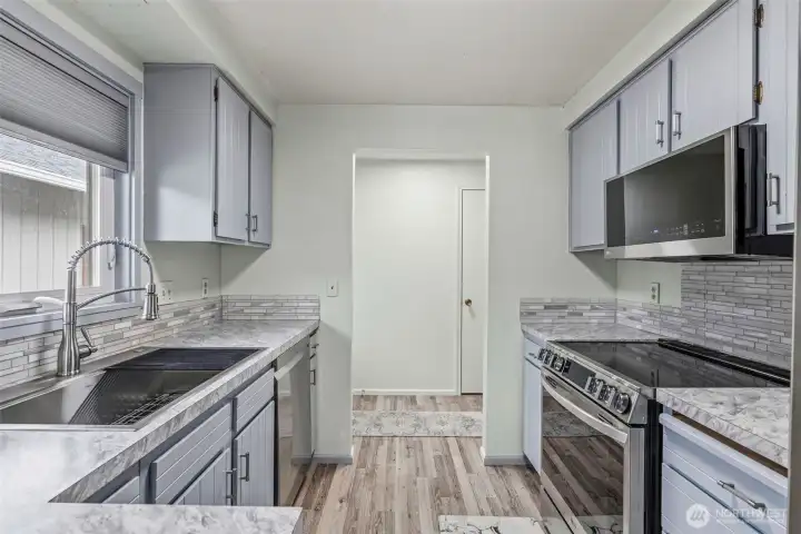 Great lay out with access to the kitchen from the entry and dining room.