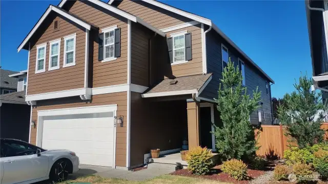 5 bedroom, almost new home with gas heat!