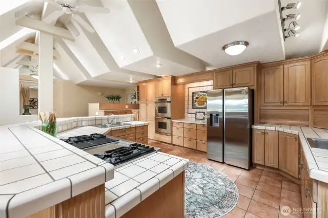 Double oven and stainless appliances